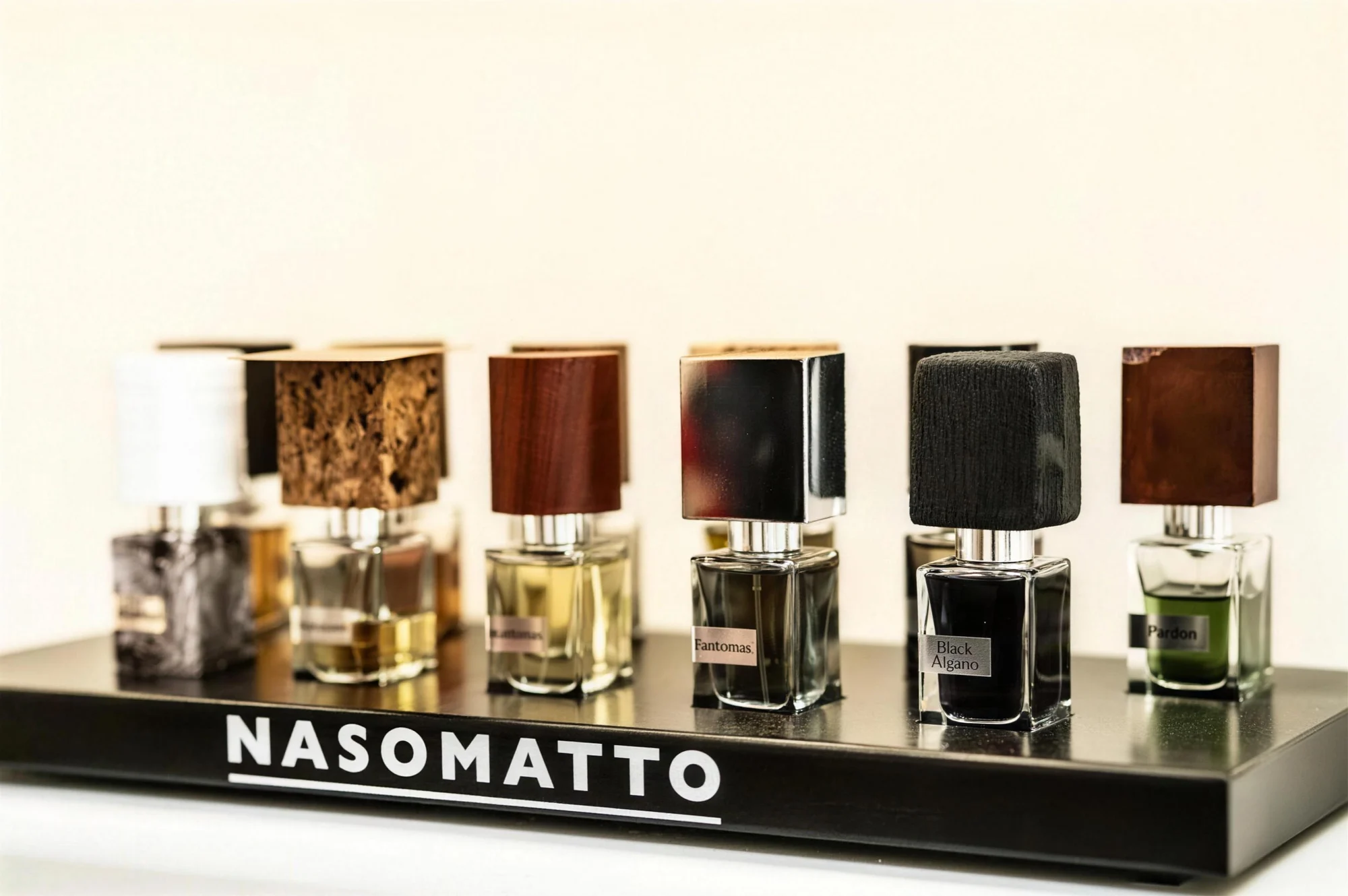 De flessen van Nasomatto met hun houten doppen